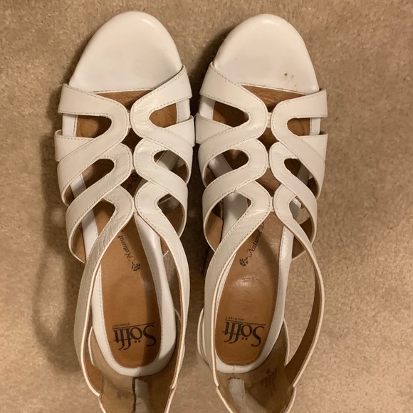 Women’s sz 9 White leather sofft brand sandals. - Picture 3 of 3